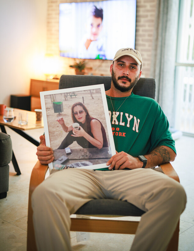 Roee holds a picture of a Mapal