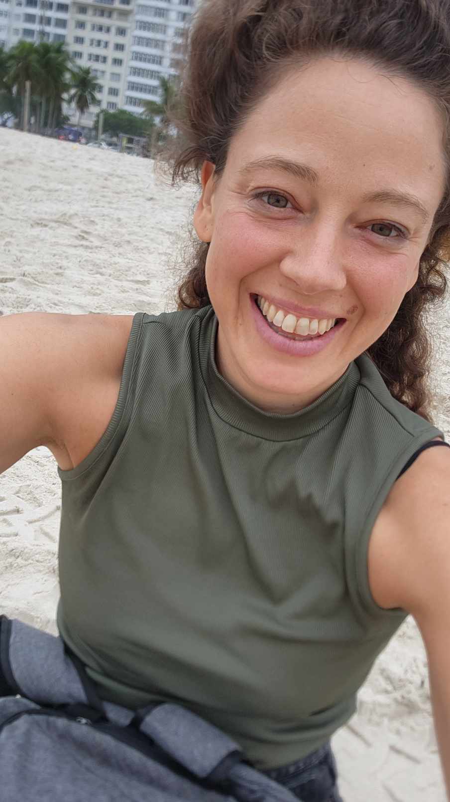 A picture of Aiala M smiling on the beach