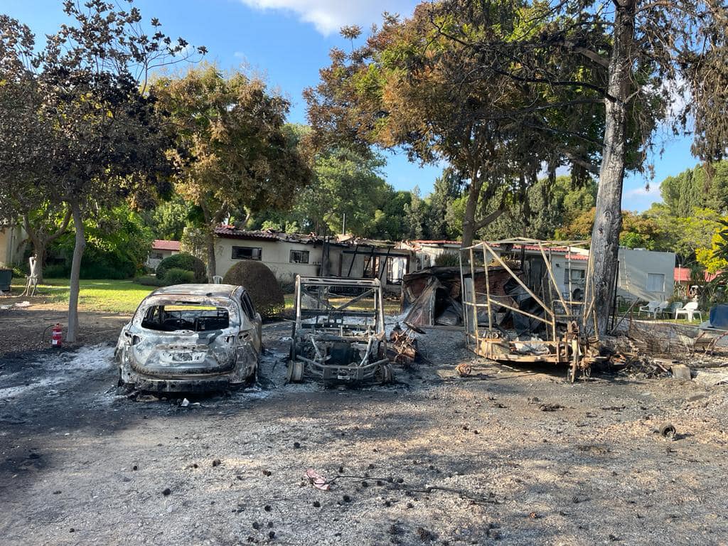 Burnt cars in Kibbutz Ra'im
