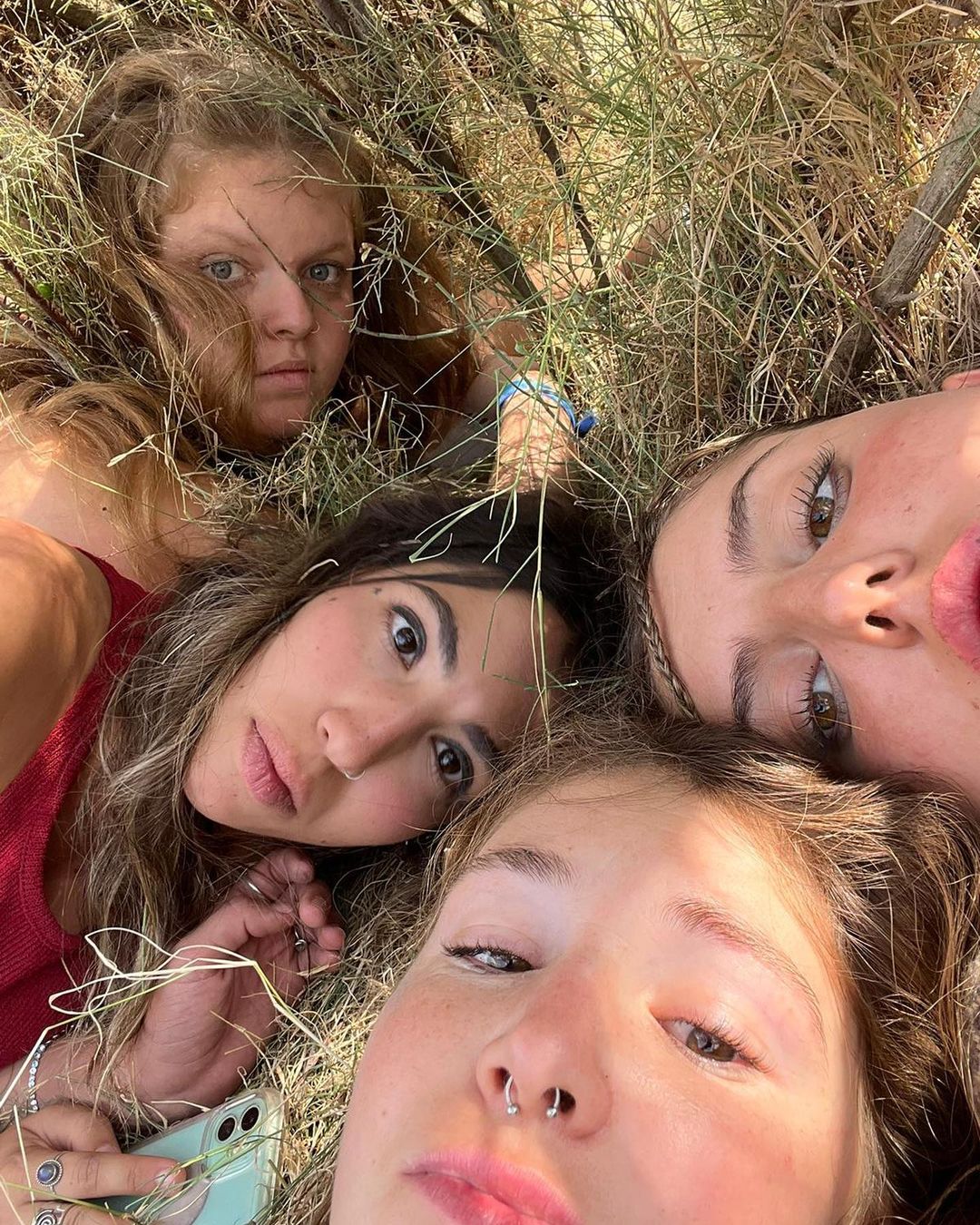 Lior and three girls hiding in the bushes